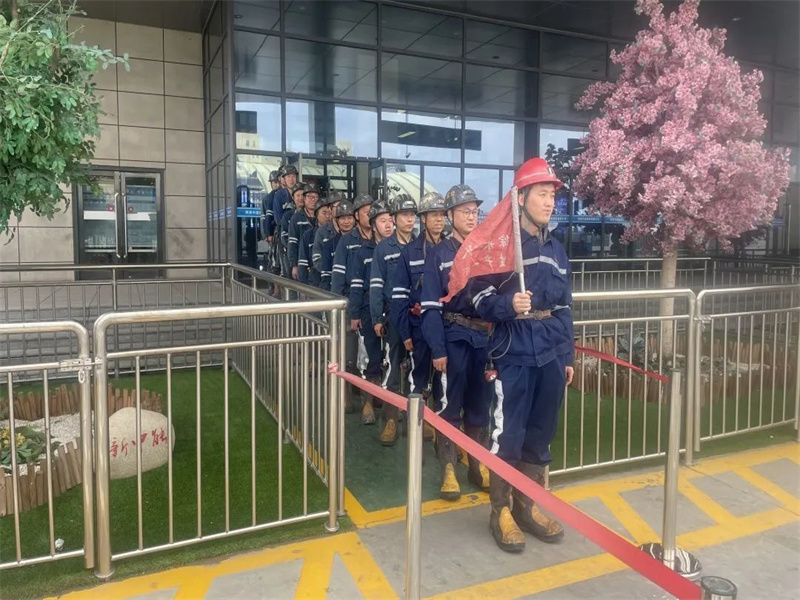 喜訊！中能袁大灘煤礦綜采一隊獲2023年陜西省能源化學地質(zhì)工會“工人先鋒號”榮譽稱號（4）.jpg